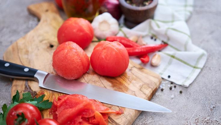 מטבוחה לא צריכה להיות סיוט: 3 שיטות לקילוף עגבניות