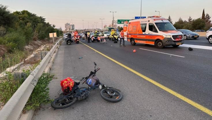 כביש 4: רוכב אופניים חשמליים נפצע קשה בתאונה