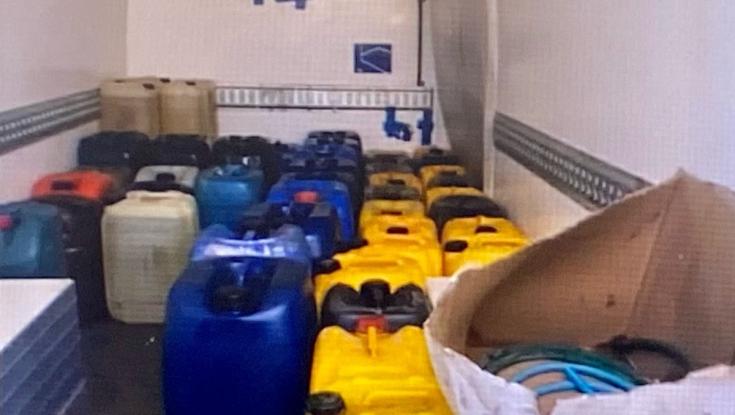 בתוך עשרות מכלי פלסטיק אטומים: זה מה שהתגלה במשאית בירושלים
