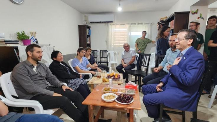 "צער עמוק": הנשיא הגיע לנחם את משפחות הנרצחים