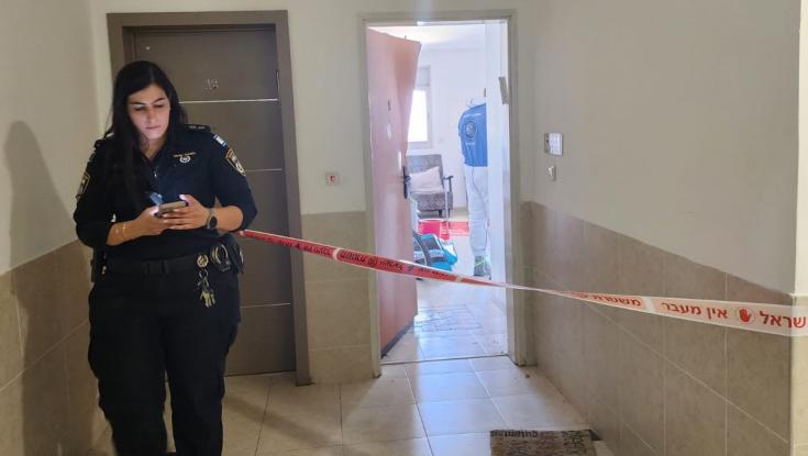 גבר חשוד ברצח אביו בן ה-80 - שוטרים הצילו את האם ברגע האחרון