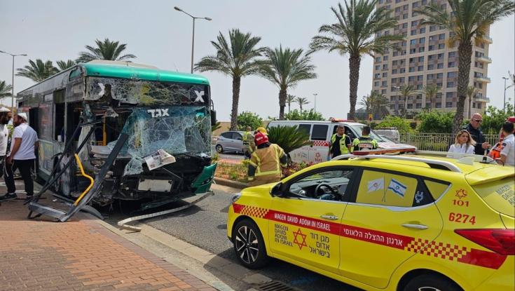 אוטובוס התנגש בחומה: 12 פצועים בדרגות חומרה שונות