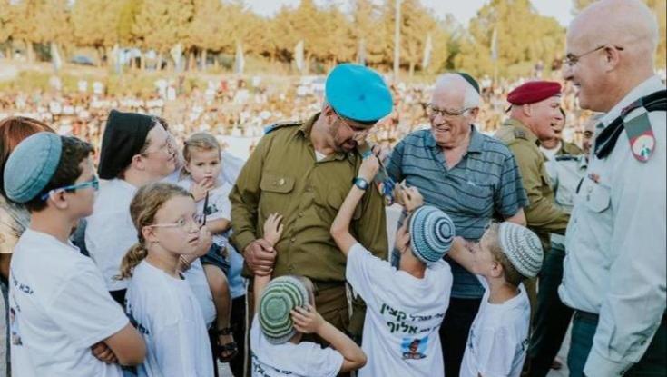 סיים קורס בגיל 41: התמונה המרגשת של הקצין הסרוג  ושמונת ילדיו