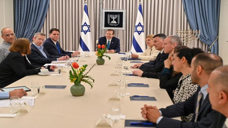 נציגת הקואליציה ביציאה מבית הנשיא: "הפערים לא היו גדולים"