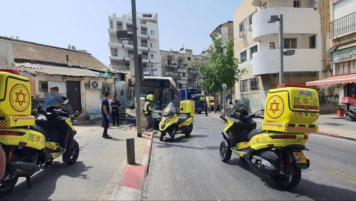 אוטובוס התנגש בארון חשמל: 6 פצועים במצב קל