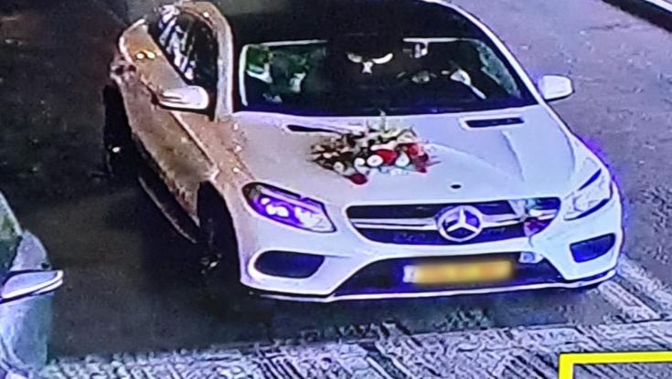 צפו בתיעוד: חתן וכלה החליטו להצטלם באמצע הכביש - ונעצרו