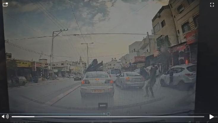 תיעוד דרמטי: המחבל יורה על האישה ההרה וילדיה - הנהג מאחור משיב באש