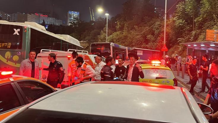 16 פצועים בירושלים: אוטובוס הדרדר ופגע בטרמפיאדה ובאוטובוס נוסף
