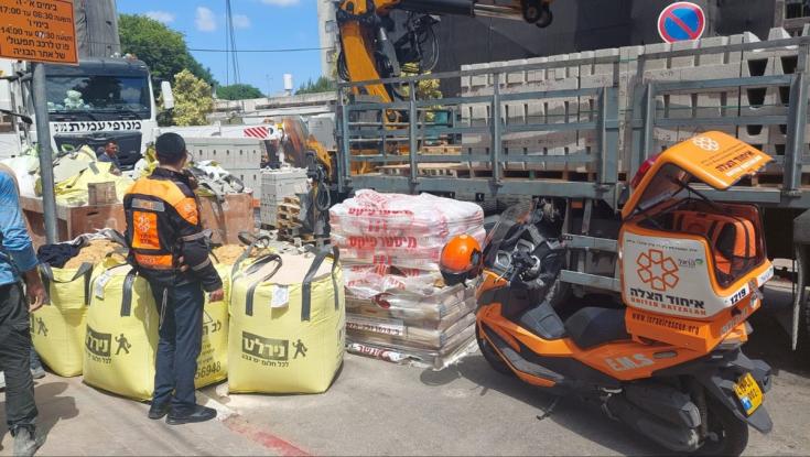 פצוע בינוני בפתח תקווה: בלוקים נפלו מגובה על פועל