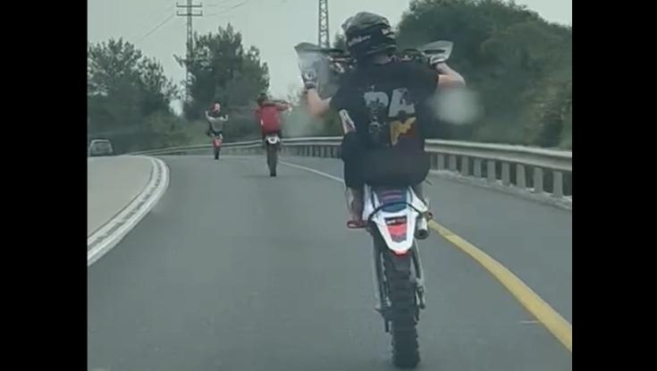 עקף ניידת, ביצע תנועה מגונה - והפליל עצמו בטיקטוק