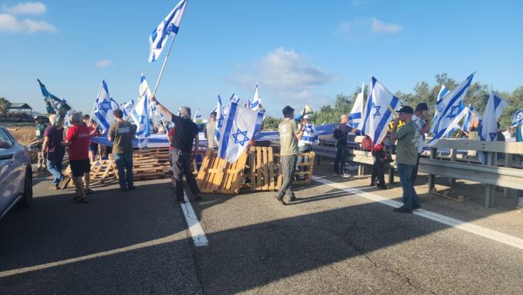 הבוקר שאחרי: אדם הצית אבוקה תחת ניידת, במד"א דואגים וצירים חסומים בכל הארץ