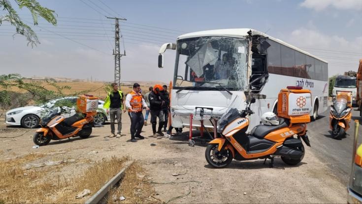 תאונה קשה ביד מרדכי - משאית ואוטובוס שהסיע תלמידים התנגשו