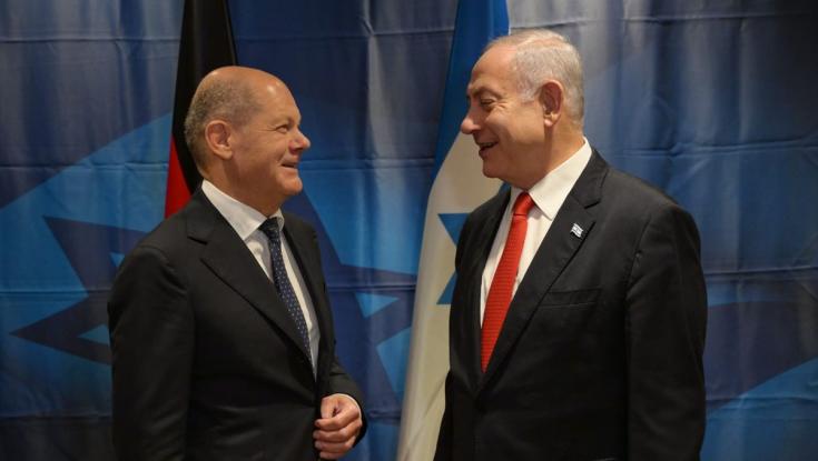 צפו: תוך כדי שפמליית קנצלר גרמניה יורדת מהמטוס הופעלה אזעקה