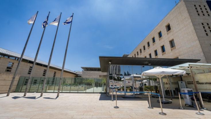 חשד: דרכונו של יאיר נתניהו הונפק שלא כחוק - המשטרה פשטה על משרד החוץ