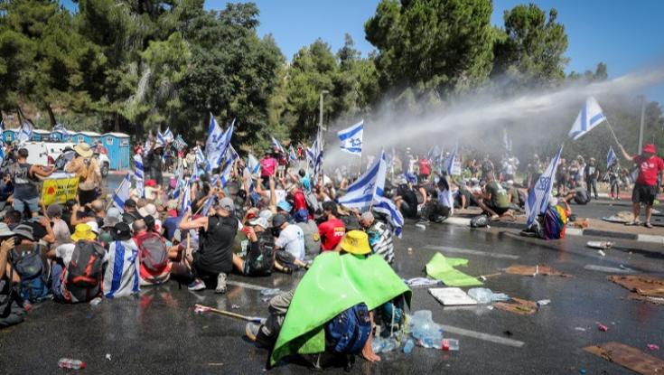 ההפגנות נמשכות: המשטרה החלה בפינוי החסימות בבגין