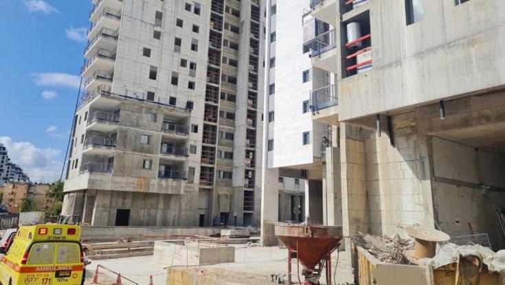 קריית אונו: פועל נפל אל מותו מגובה 3 קומות
