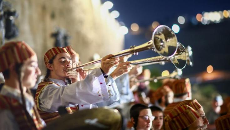עם חצוצרות ותלבושות: מאות שחזרו את שירת הלוויים בבית המקדש