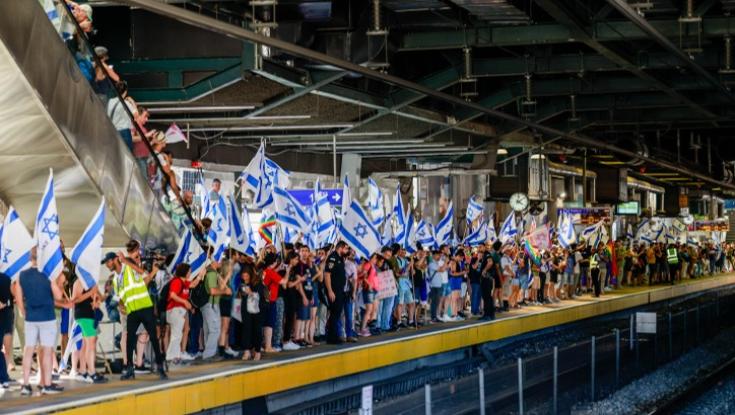 למרות אזהרות המשטרה: מתפרעים ירדו לרציפים - נוסע עצר רכבת עם בלם חירום