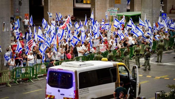 נתניהו ממריא לארה"ב - ההפגנות הגיעו לנתב"ג
