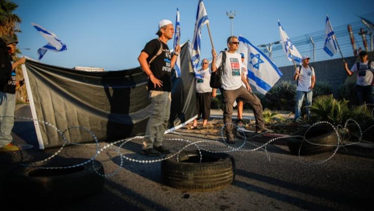 מפגינים חוסמים את נמל חיפה: גדרות תיל נפרשו על הכביש וצמיגים בוערים