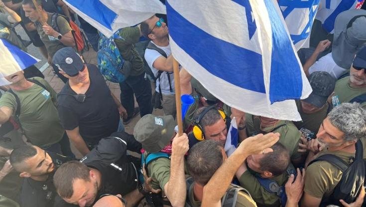 לוין חולץ ברכב מאובטח - 6 מפגינים נעצרו