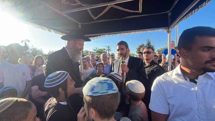 לאחר 8 שנים ללא רב: קריית ארבע חוגגת את הכתרת הרב החדש