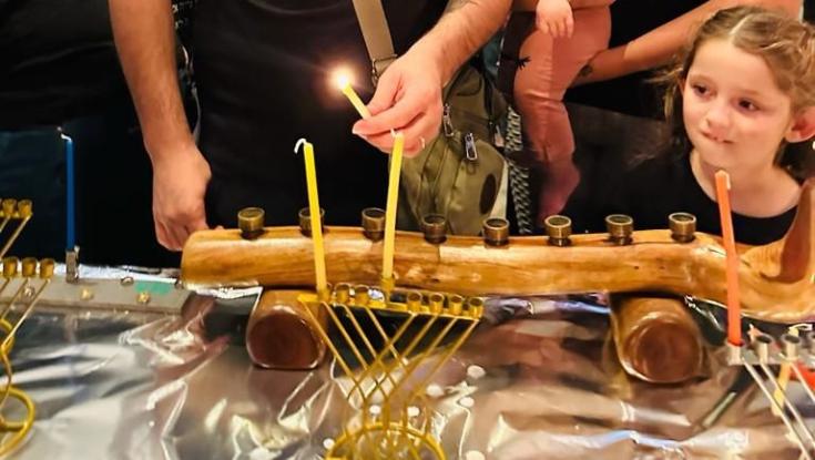 נר ראשון של חנוכה: תושבי הקיבוץ שפונה לא ויתרו על האירוע המסורתי שלהם