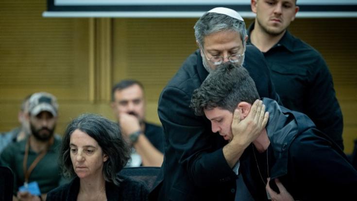 בן גביר חיבק - בן המשפחה זעם: "תוריד ממני את הידיים שלך"