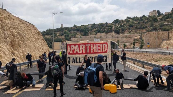 בניסיון למנוע הגעת צועדים: פעילי שמאל חסמו את הכניסה לירושלים