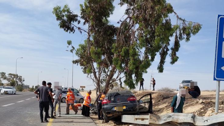 שלושה צעירים נפצעו כתוצאה מהתנגשות רכבם בעץ