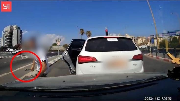 תקפו במוט ברזל באמצע הכביש: המשטרה עצרה חשודים שברחו לדירת מסתור