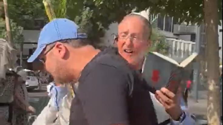 "מזעזע ומטריד": הרב ליאו די הותקף במהלך תפילה בכיכר דיזנגוף