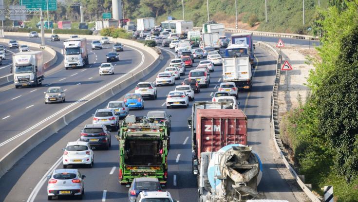 נהגים שימו לב: הכביש העמוס נחסם לתנועה - מאות חרדים חוסמים