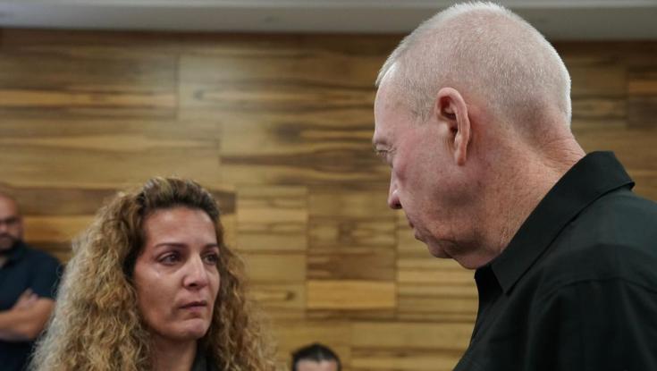 גלנט למשפחות החטופים: "הם רוצים למוטט את החברה הישראלית מבפנים"