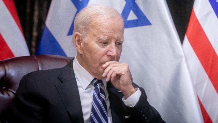 יחד עם רב: צפו בנשיא ביידן מדליק נר זיכרון לזכר קורבנות הטבח
