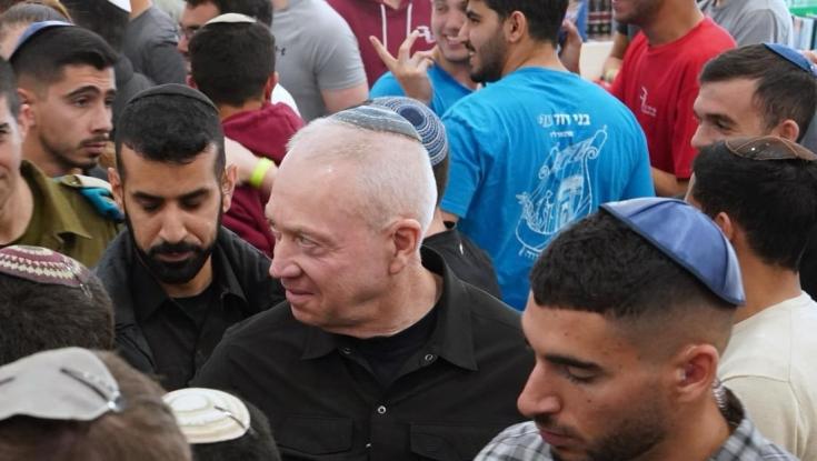 עם כיפה סרוגה: גלנט ביקר במכינת עלי והעביר מסר לחרדים