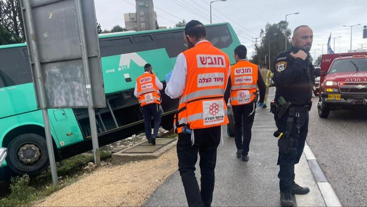 אוטובוס הידרדר בצומת גרנות - חמישה בני אדם נפצעו