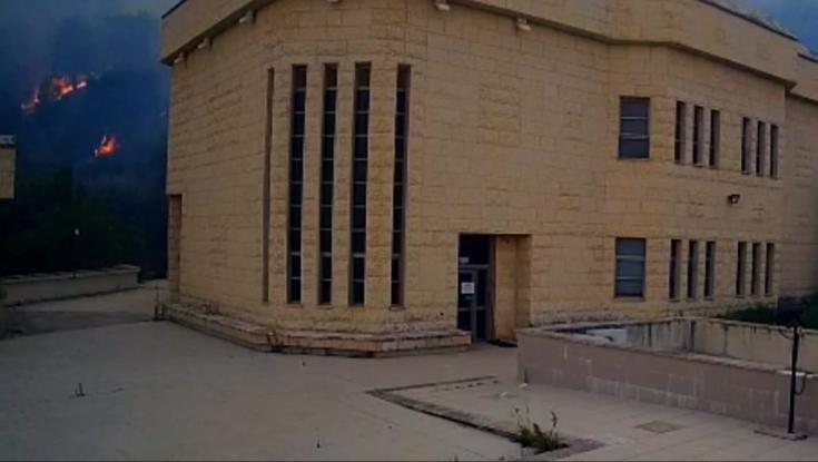 קריית שמונה בוערת: מטרים ספורים מישיבת ההסדר - הכבאים בלמו את האש