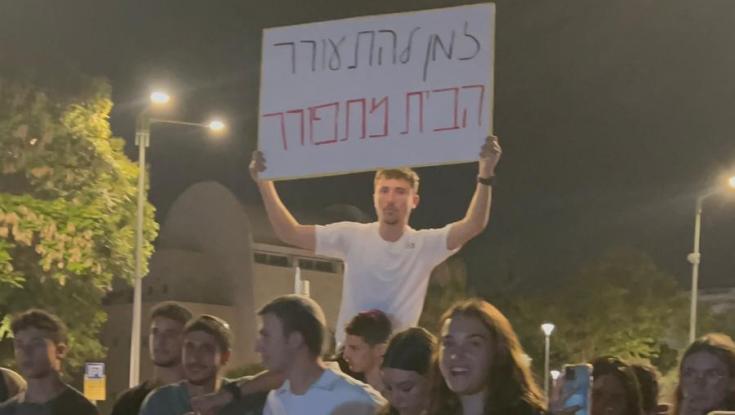 עימות חזיתי, שוטרים ומאבטחים: כל מה שקרה הלילה בסניף בני עקיבא רעננה