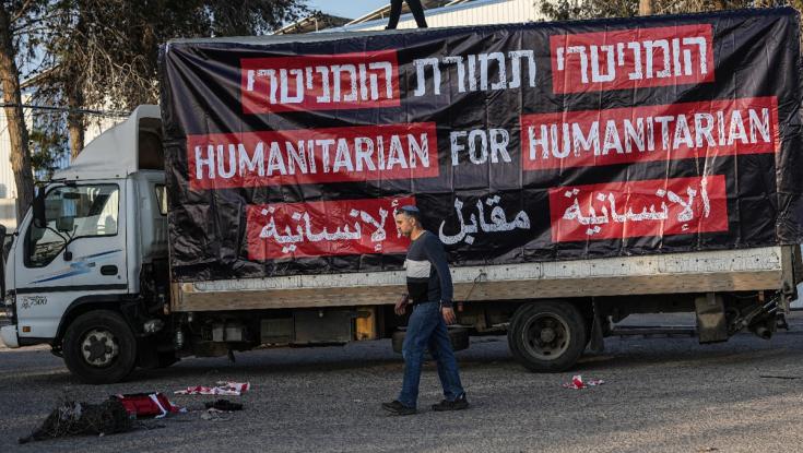 חסימת השיירות ההומניטריות: עימותים עם משפחות חטופים במעבר כרם שלום