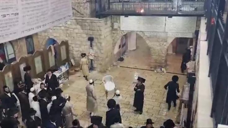 למרות האיסור החוקי: מאות מתפרעים ניסו לעלות למירון ויידו חפצים לעבר שוטרים