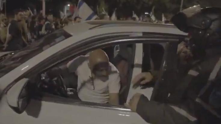 כאוס בהפגנות בתל אביב: השוטר ביקש לעצור - הנהג קילל ודרס חמישה מפגינים