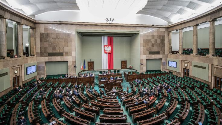 מרתיח: מנהיג המפלגה האנטישמי ריסס חנוכייה ופוצץ את הטקס