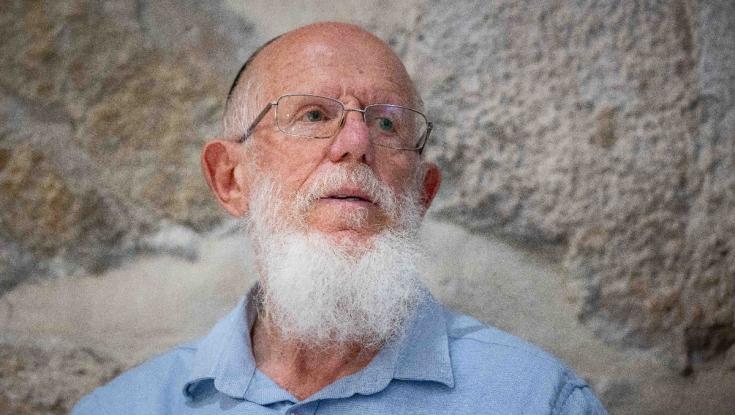 בקול רועד: הרב מדן התפלל עם משפחות החטופים | צפו