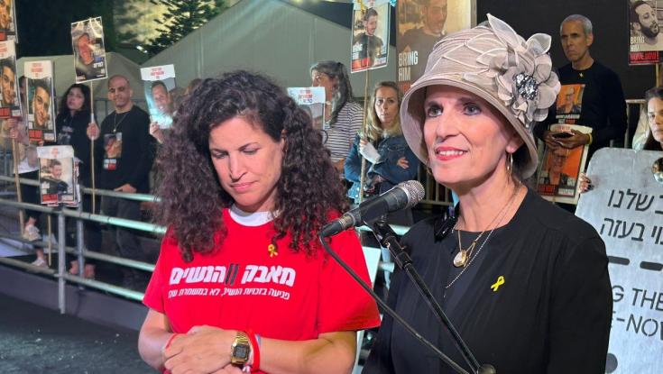מייסדת בונות אלטרנטיבה והרבנית ימימה על במה אחת: משפחות החטופים התאחדו