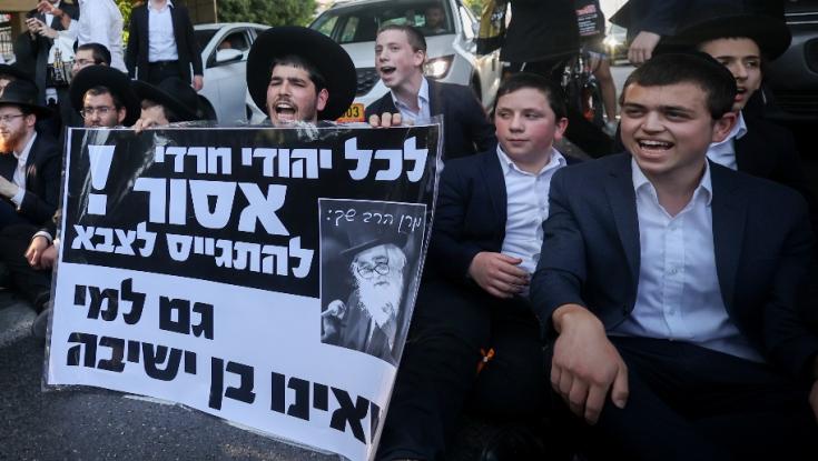 מאות חרדים קיצוניים חוסמים את כביש 4 - מחלף אלוף שדה נחסם לתנועה