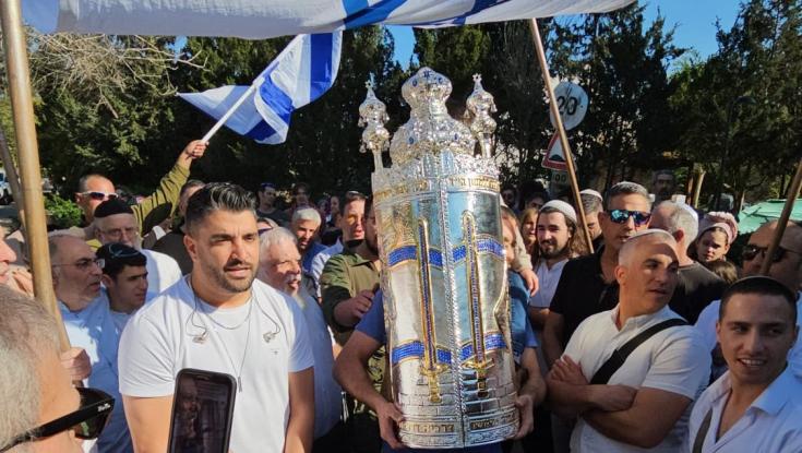 לזכר אלחנן קלמנזון: ספר תורה הוכנס לבארי - משה פרץ שר "גיבור של אמא"