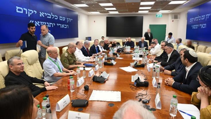 באמצעות מאבטחים, בלי טלפונים ובלי עוזרים: הכינוס הסודי של הקבינט