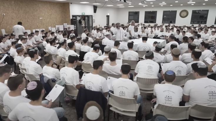 עם הזמר הסרוג: כך הנציחו בישיבה את 8 הבוגרים שנפלו - "הוא נענה לאתגר"
