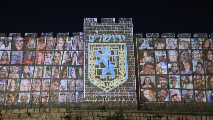 חודש למתקפה: תמונות החטופים הוקרנו על חומות הבירה